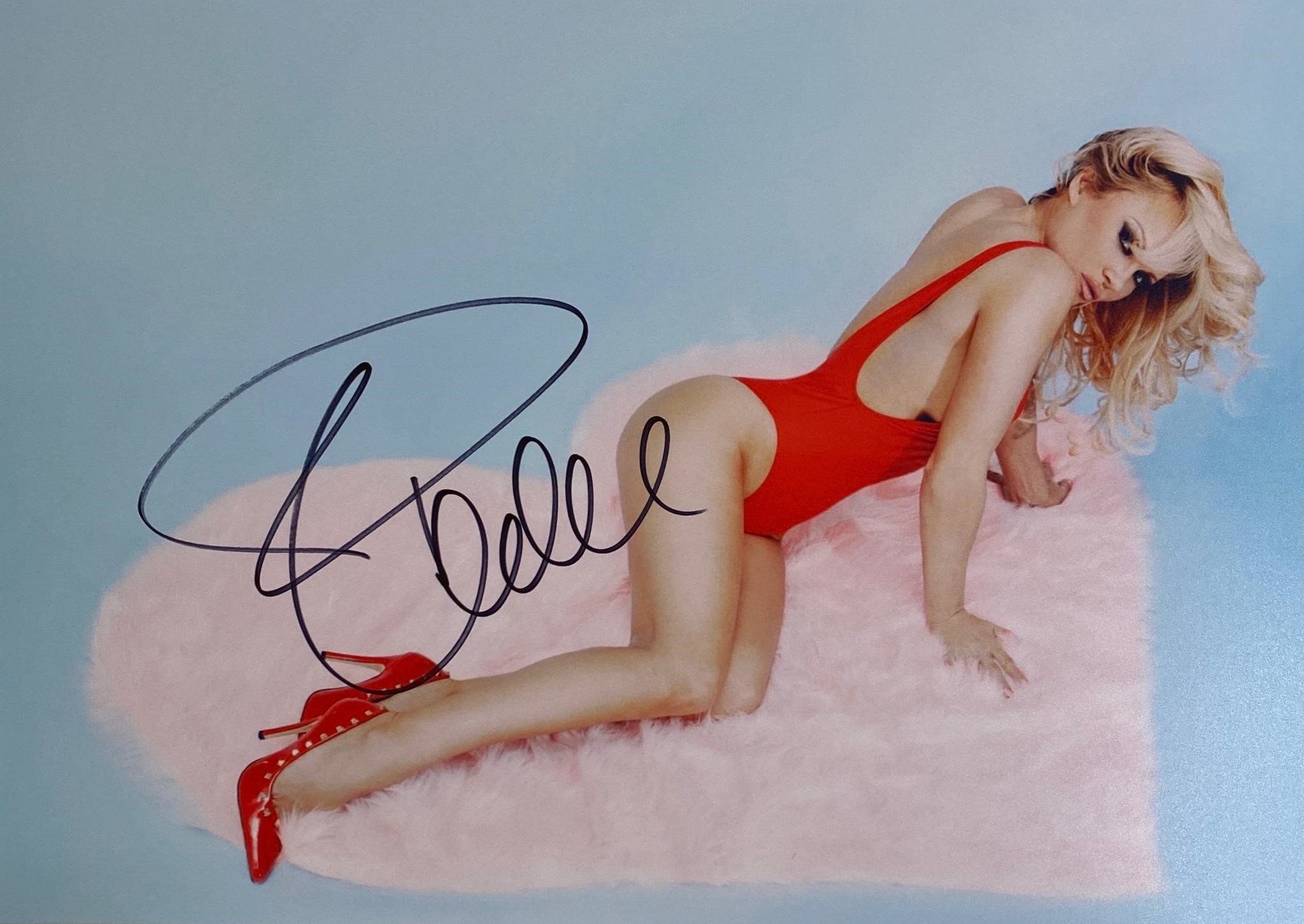 Autograph  
Pamela Anderson Photo