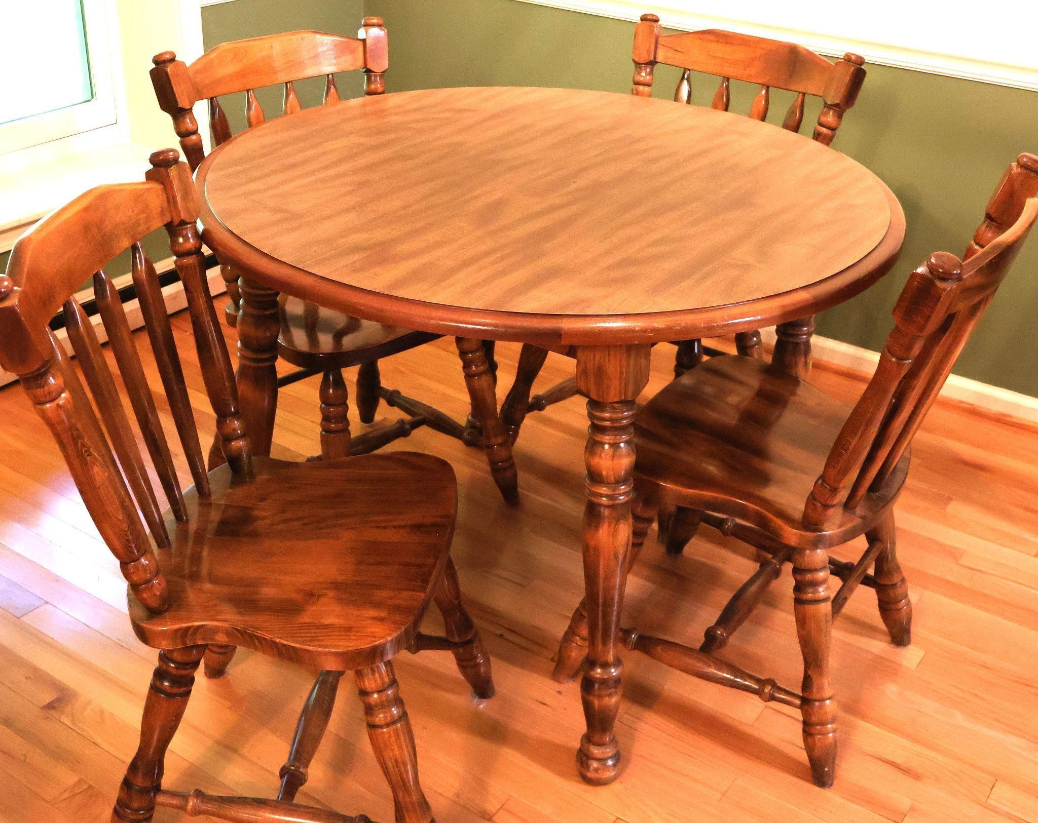 Colonial Round Breakfast Table with 4 Chairs