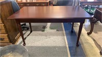 Nice formal dining table with spoon pad feet,