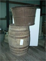Wooden barrel, bushel basket with lid