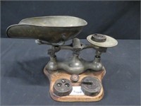METAL SCALE ON WOODEN BASE W/ 5 WEIGHTS