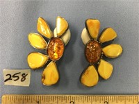 Pair of earrings made from shells     (k 15)