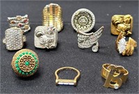 N - LOT OF COSTUME JEWELRY RINGS (J33)