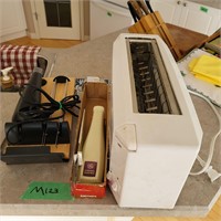 M123 Toaster and 2 electric knives