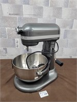 Large Kitchen Aid mixer in good condition