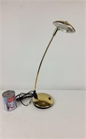 Lampe de bureau en métal doré -