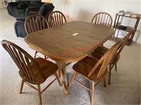Solid Oak dining table w/additional leaves