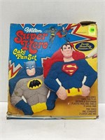 Wilton superhero cake pan set Batman, Superman
