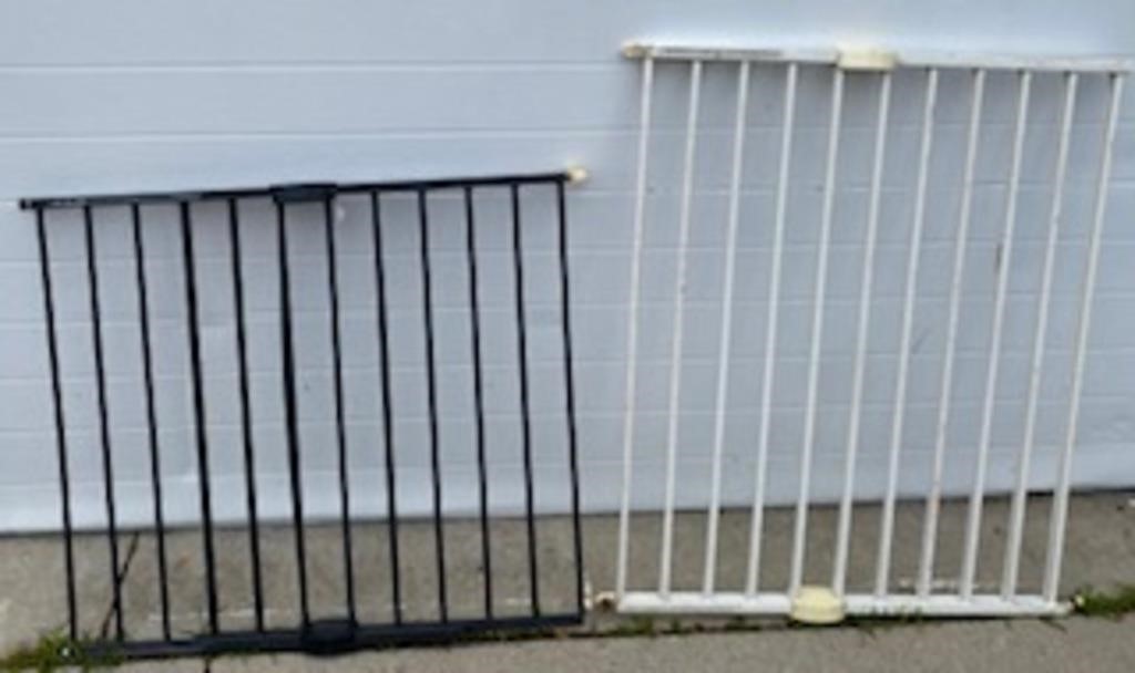 2 Munchkin Metal Baby Gates