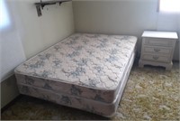 Full Size Bed w/ Endtable