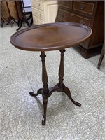 OVAL SHAPED WOODEN STAND (20" X 15" X 26")
