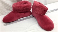 F6) Soft & Fuzzy size 9 bootie slippers