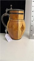 1/2 L Lidded Faux Wood Tankard. 2 small chips and