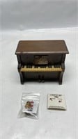 Piano jewellery box with jeweller