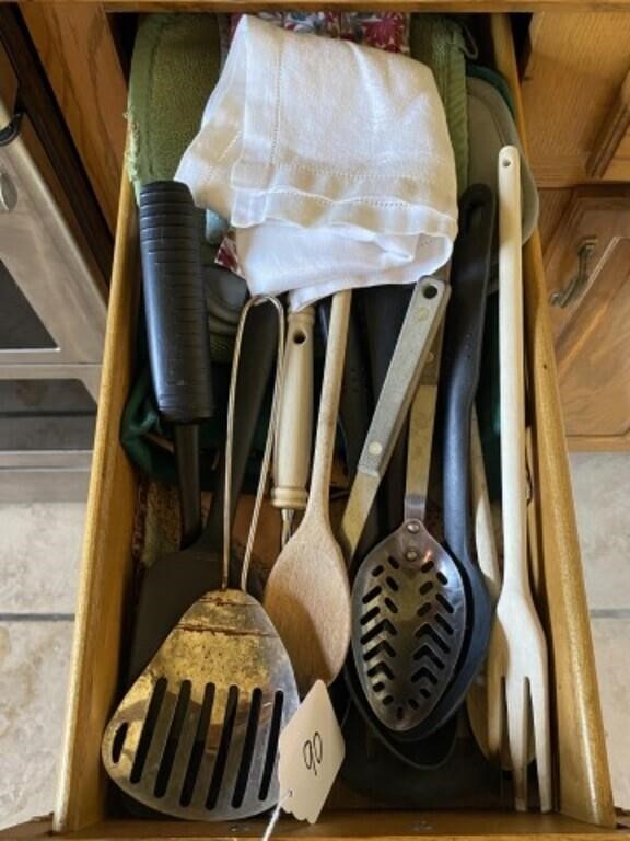 Contents of 2 Kitchen Drawers & 1 Cabinet