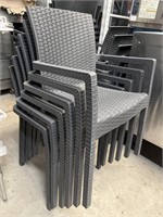 6 Resin patio chairs