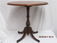 Oval walnut pedestal parlor table on 4 splay legs