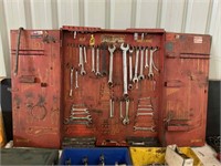 WALL MOUNT TOOL SHELF WITH ASSORTED TOOLS.