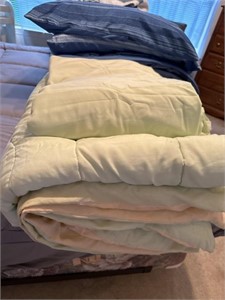 Queen comforter reversible andand sheets