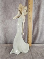 ROYAL DOULTON SWINDSWEPT FIGURINE 1986