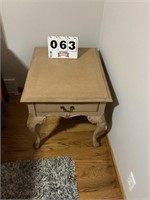 Lane End table with drawer.27 x 22 x 22