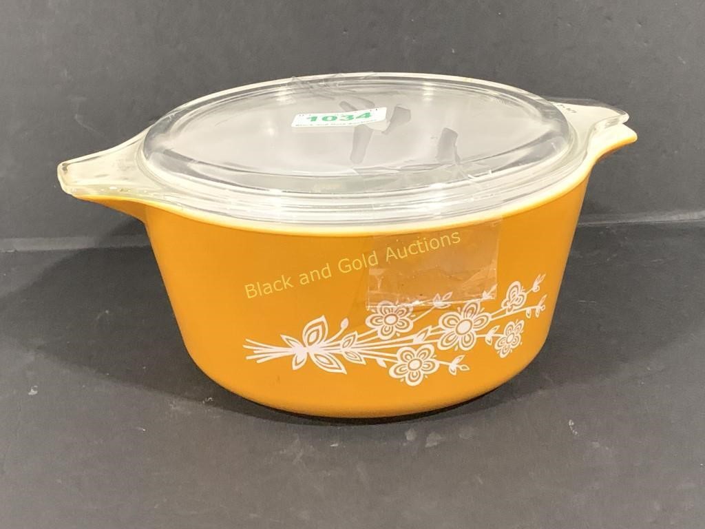 1.5 Quart Pyrex Butterfly Gold Casserole