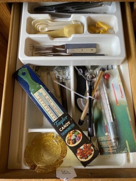 Contents of 2 Kitchen Drawers