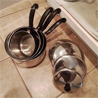 4 sauce pans with lids.