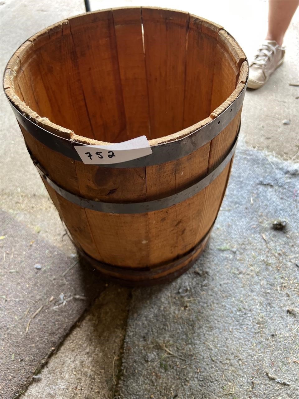 Wood barrel planter