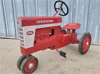 IH 560 Pedal tractor