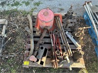 PALLET OF BOTTLE JACKS, METAL GAS CAN, HYDRAULIC