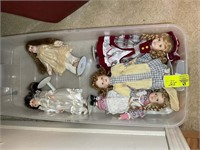 GROUP OF DOLLS IN A TOTE