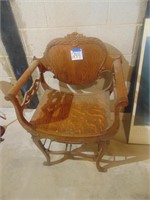 Oak veneer round chair