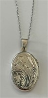 DESIRABLE VINTAGE STERLING OVAL LOCKET & CHAIN