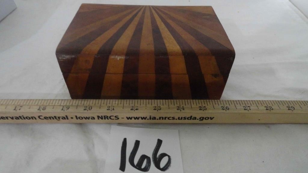 32 Chess Pieces in Wood Box