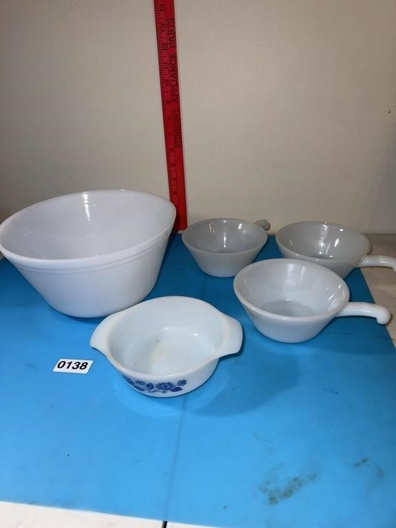 Milk glass mixing bowl (heat proof) Anchor Hocking