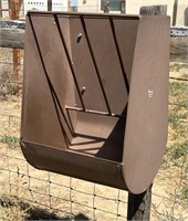 Prieferts Fence / Wall Mounted Hay & Grain Feeder