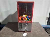 Vtg gum ball machine w/key