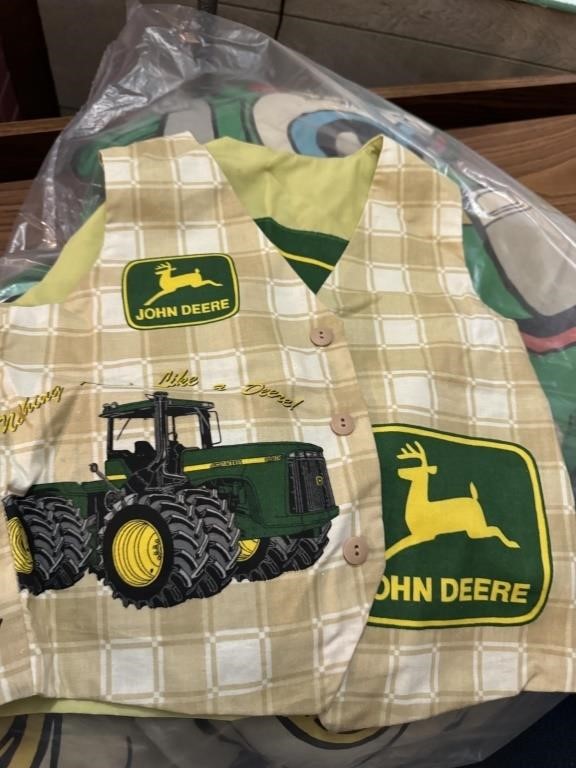 KIDS JOHN DEERE VEST & PILLOW