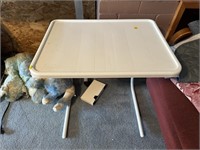 ADJUSTABLE TRAY TABLE