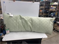 Long cooking pillow appears new in good condition