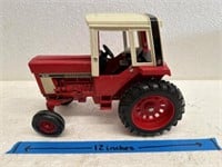 Ertl International 1586 Tractor With Cab