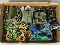LARGE GROUP OF VINTAGE MILITARY PLAYSET FIGURES