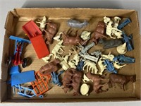 TRAY LOT OF VINTAGE FARM PLAY SET FIGURES