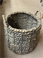 Large Basket ( NO SHIPPING)