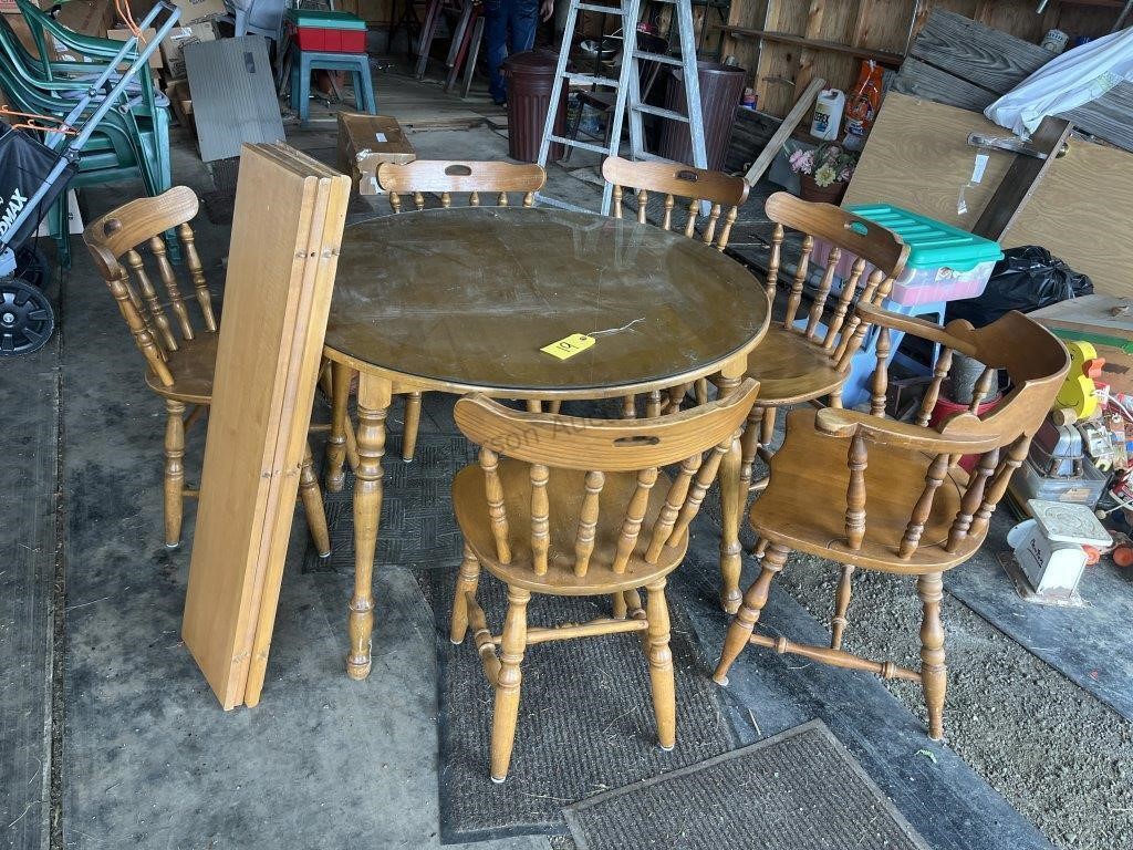 Round Table W/ 6 - Chairs & 4 - Leafs