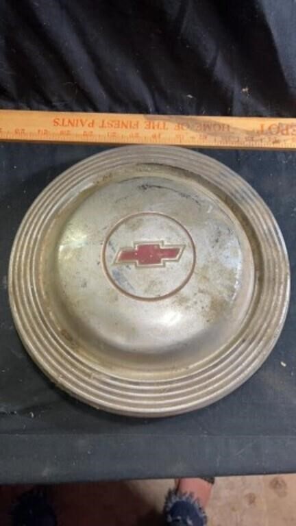 Chevy hubcap (1)