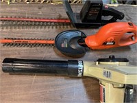 3 ELECTRIC YARD TOOLS. HEDGE TRIMMERS / BLOWER +
