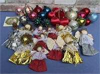 BOX LOT: ASSORTED CHRISTMAS ORNAMENTS