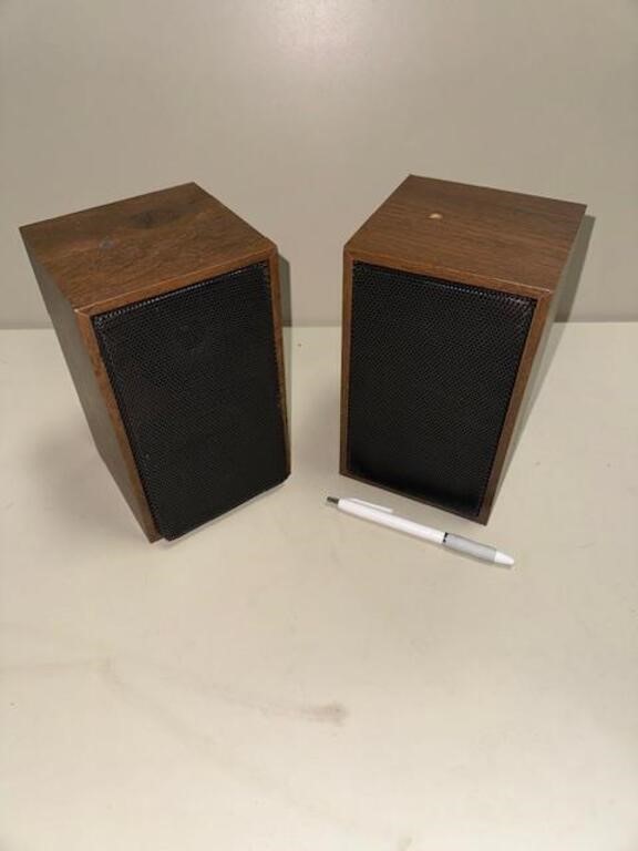 Nice pair of bookshelf speakers